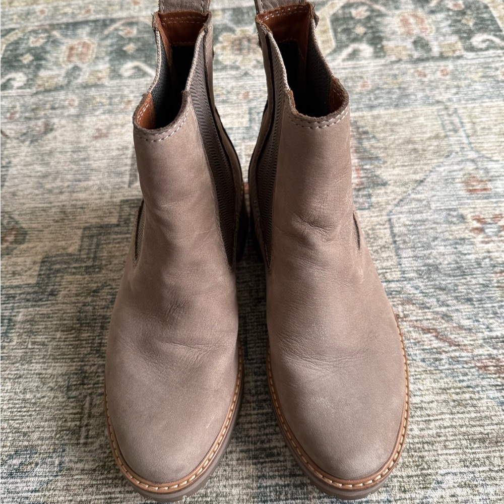 Women’s Timberland Chelsea Boots size 6.5